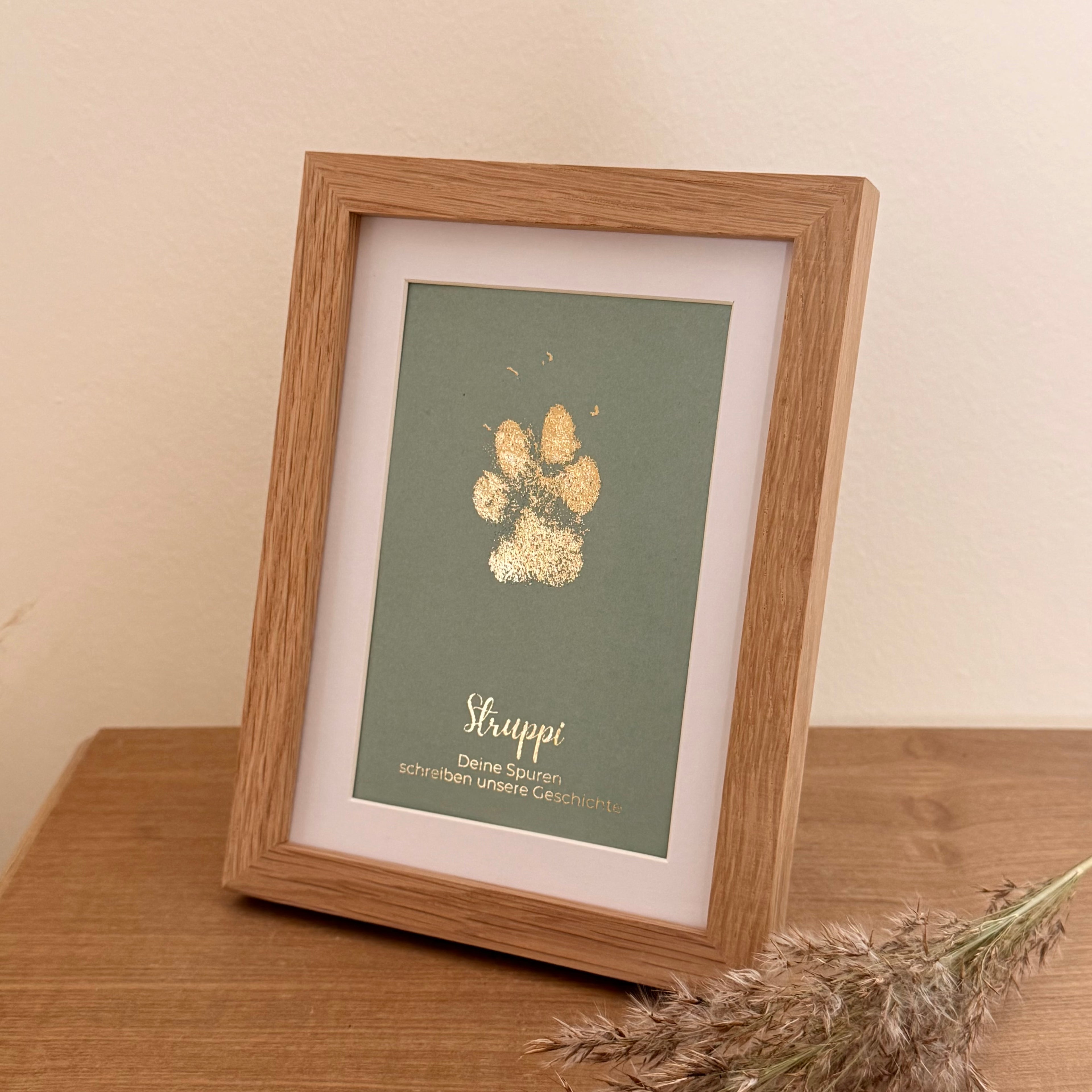 Personalisierter Pfotenabdruck in Gold - gerahmt - Größe S - 20x15cm