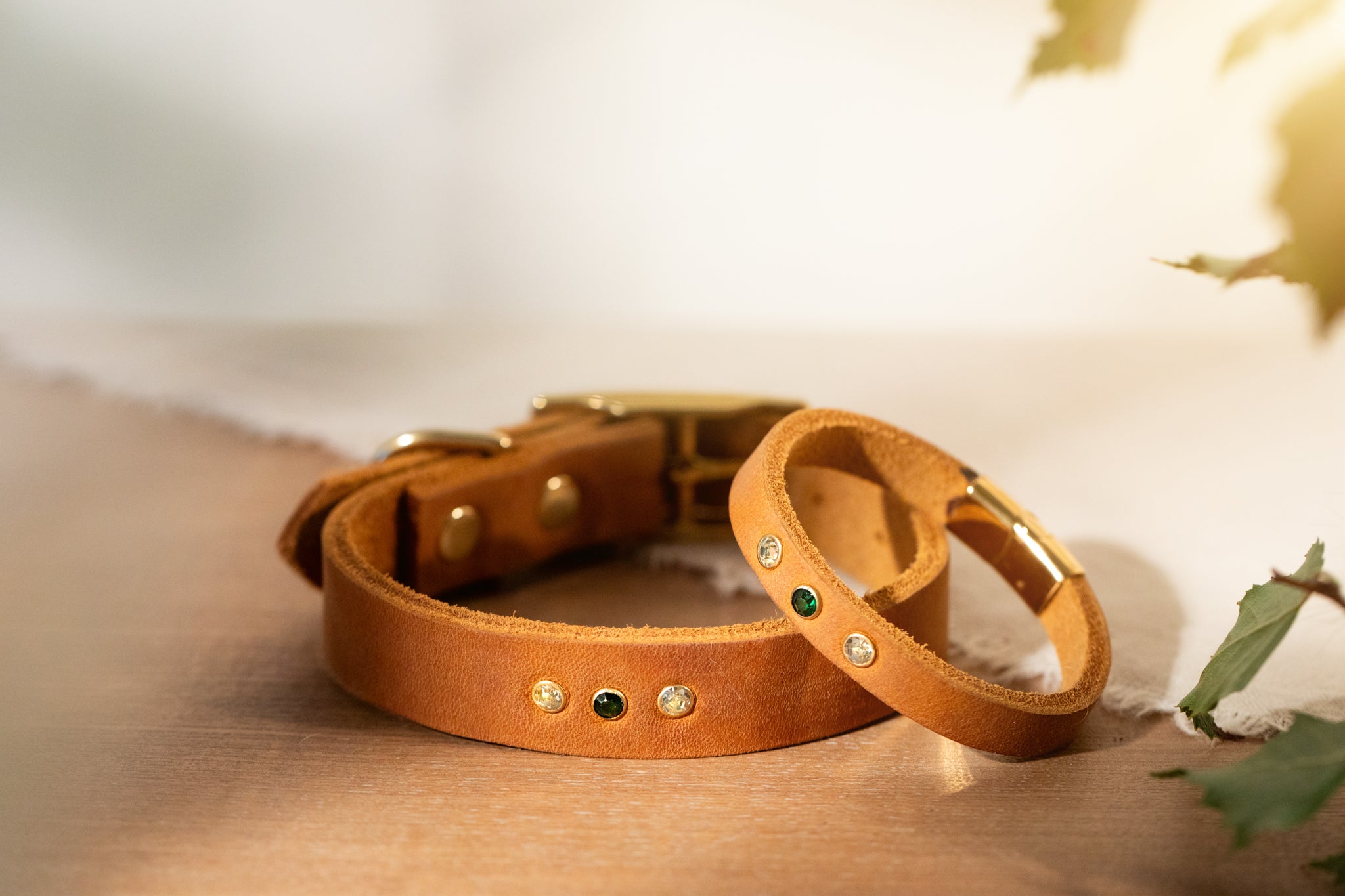 Partnerlook Set - „Weitblick“ - Halsband und Armband - Cognac Leder mit Strassnieten