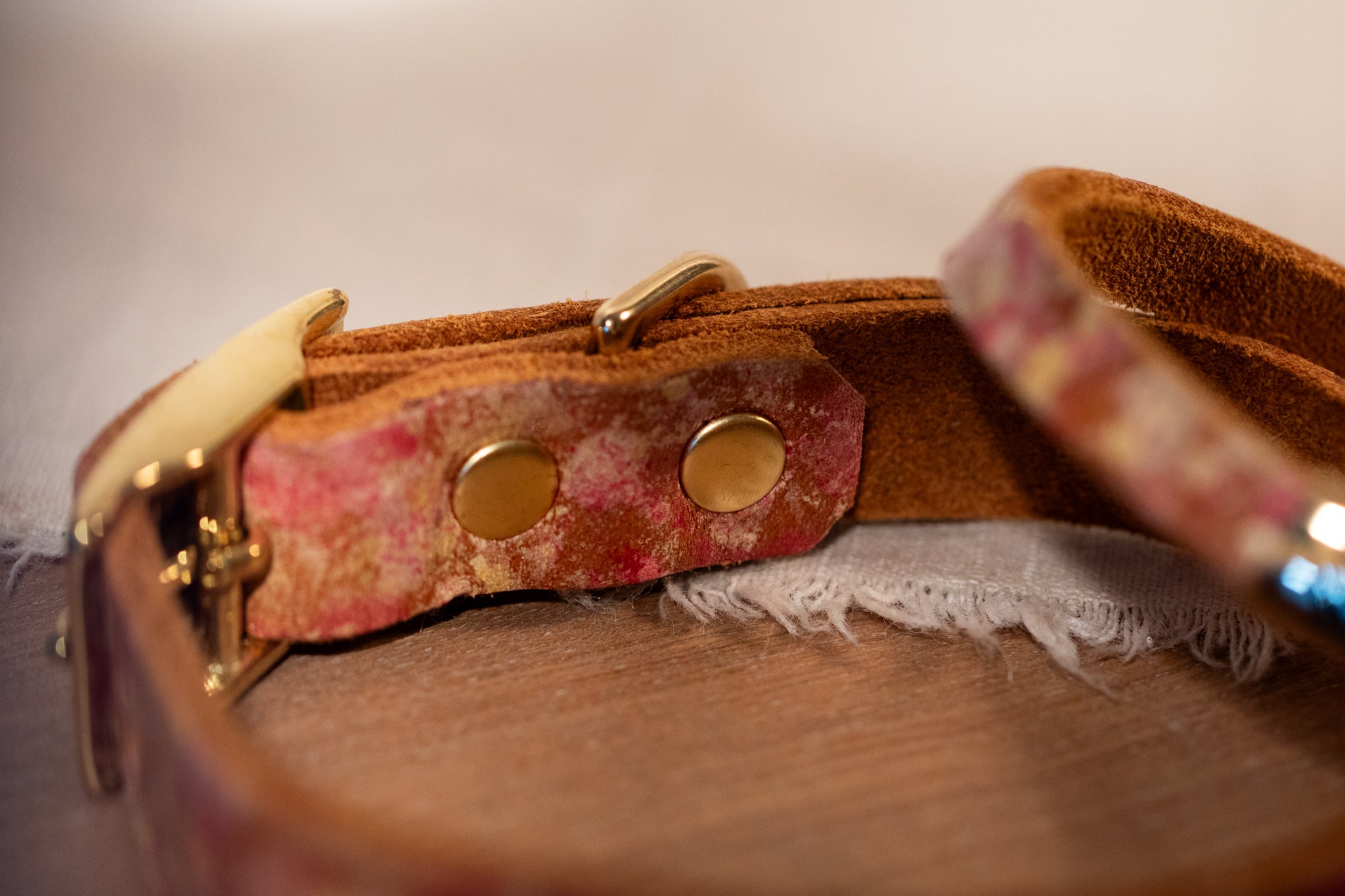 Partnerlook Set - Tillit- Cognac Leder veredelt - Himbeer x gold - Halsband und Armband