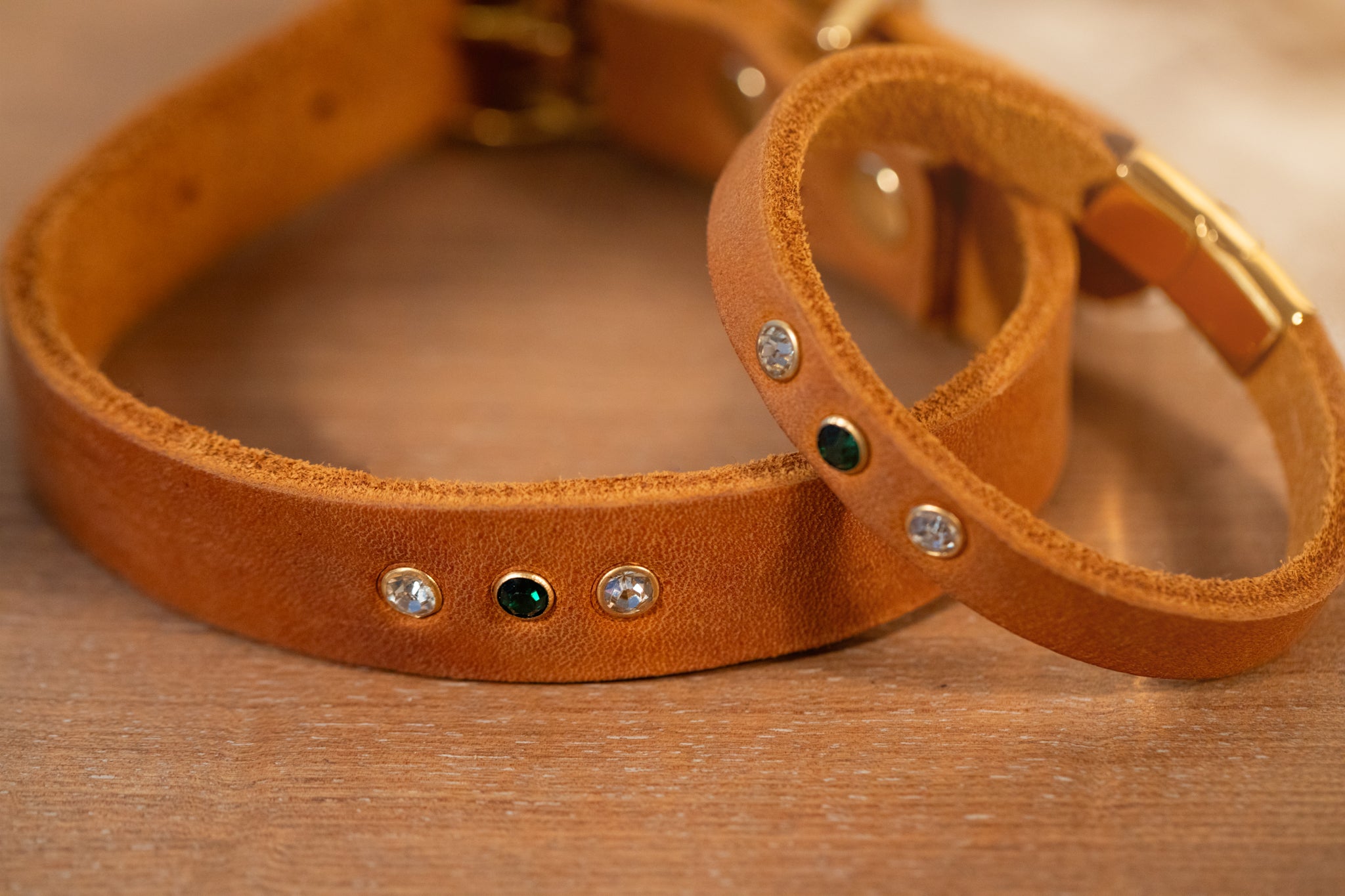 Partnerlook Set - „Weitblick“ - Halsband und Armband - Cognac Leder mit Strassnieten
