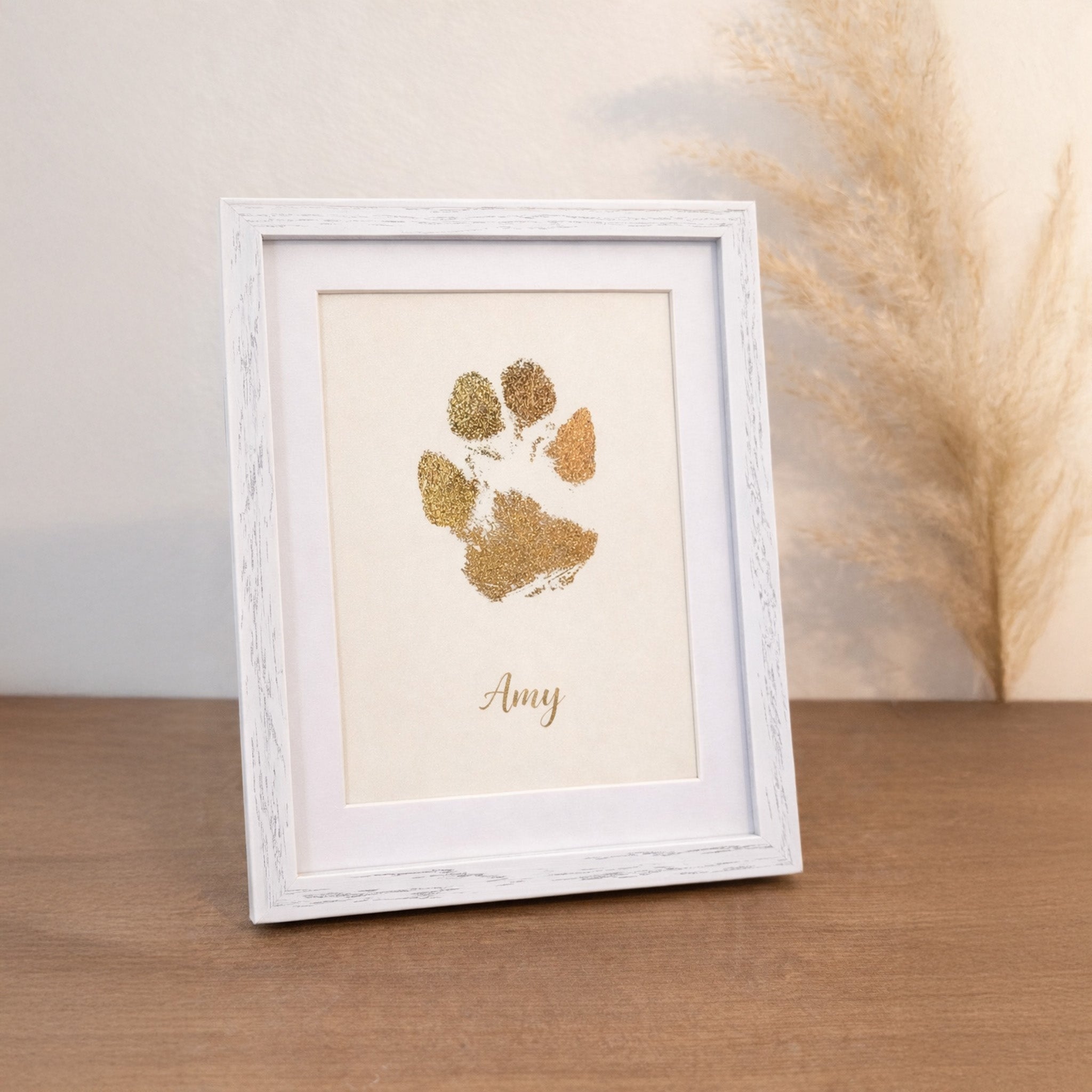 Personalisierter Pfotenabdruck in Gold - gerahmt - Größe M - 20x26cm