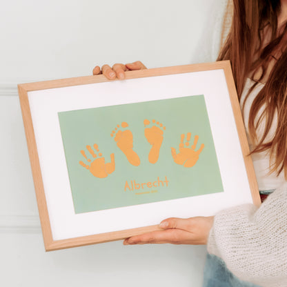Personalisierter Hand- und Fußabdruck deines Kindes in Gold - gerahmt