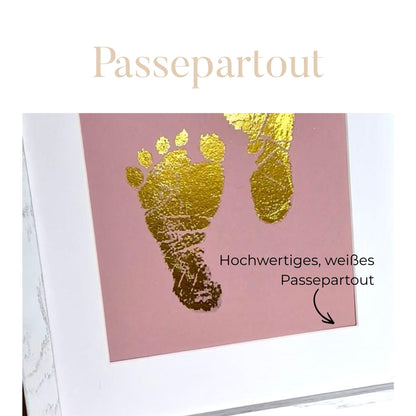 Personalisierter Hand- und Fußabdruck deines Kindes in Gold - gerahmt