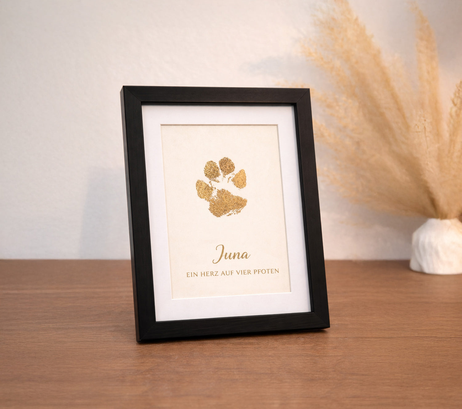 Personalisierter Pfotenabdruck in Gold - gerahmt - Größe M - 20x26cm