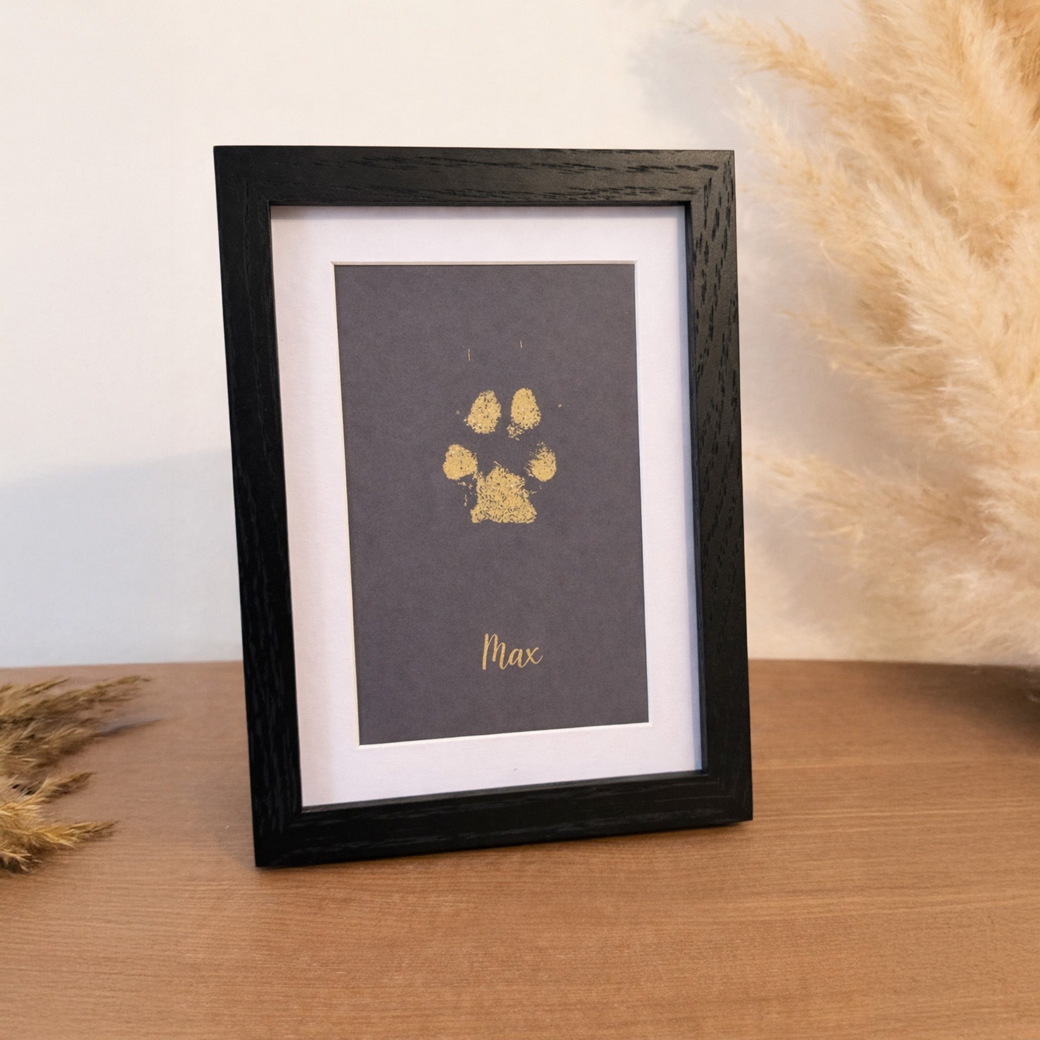 Personalisierter Pfotenabdruck in Gold - gerahmt - Größe S - 20x15cm