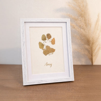 Personalisierter Pfotenabdruck in Gold - gerahmt - Größe M - 20x26cm